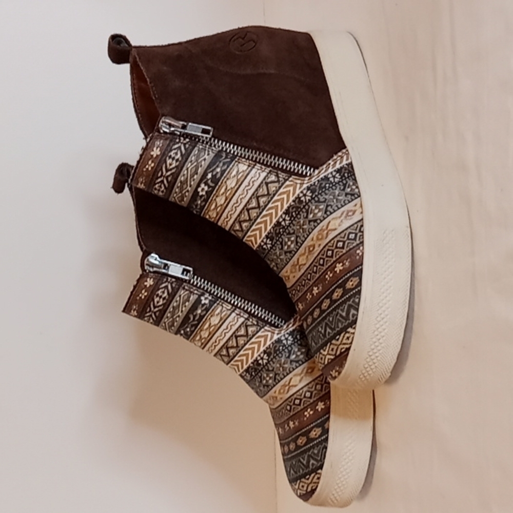 Roper Wedged Sneaker w/ Southwestern design & Brown Faux Leather Like New - Picture 6 of 9